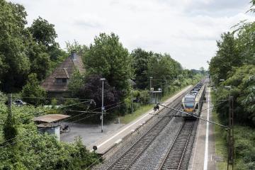 Bahnhof Welver-Borgeln an der Bahnstrecke Soest-Hamm, Ansicht von der Brücke Bördestraße im Juni 2016.