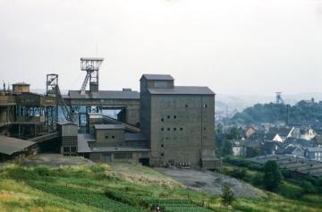 Erzgrube Neue Haardt in Weidenau (Erzbergbau Siegerland AG)  - links die Erz-Röstanlage, rechts der 1924 eingeweihte Förderturm Ludendorff-Schacht, Stilllegung und Abbruch 1962