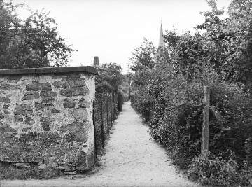Heckenweg mit Bruchsteinmauer in Wettringen.