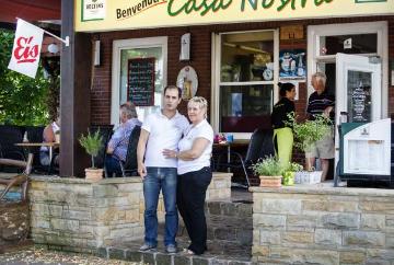 Gastronomie in Brochterbeck: Shemsi Limani und Ehefrau Sonja Krabbe - Inhaber des "Casa Nostra", einem italienischen Restaurant mit Eisdiele am Mühlenteich.
