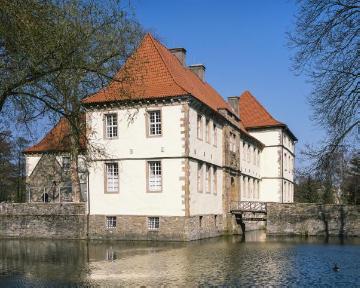 Schloss Strünkede: Südflügel mit Brücke und Gräfte