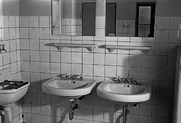 Landesheilanstalt für Psychiatrie Lengerich, Renovierung 1954-1957: Sanitärraum der Schneiderei nach dem Umbau.