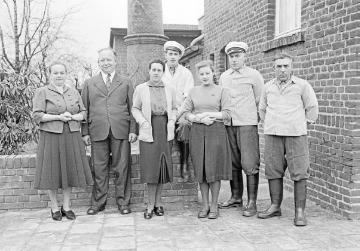 Molkerei-Inhaber Jansen mit Familie und Betriebsangehörigen, Harsewinkel, 1955.
