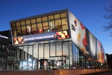 Deutsches Fußballmuseum in Dortmund am Hauptbahnhof, eröffnet 2015 als offizielles nationales Fußballmuseum des Deutschen Fußball-Bundes (DFB).