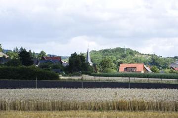 Dorfrand Brochterbeck mit Kirchturm von St. Peter und Paul - Blick aus Richtung Dörenther Straße, Sommer 2015.