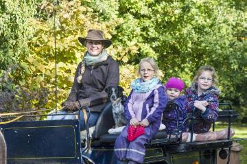 Menschen in Brochterbeck: Nele Templer mit ihren Töchtern auf der Heimfahrt in der Ponykutsche von der Bruder-Klaus-Schule im Ortszentrum zum Hof der Familie in Horstmersch. Oktober 2015.
