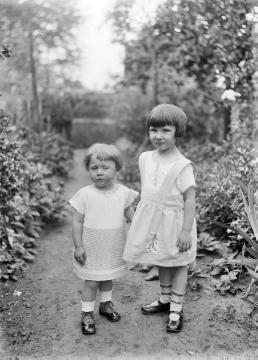 Margret (rechts) und Agnes Jäger um 1929, Töchter des Fotografen Ernst Jäger und Ehefrau Agnes. Haus Jäger, Harsewinkel.