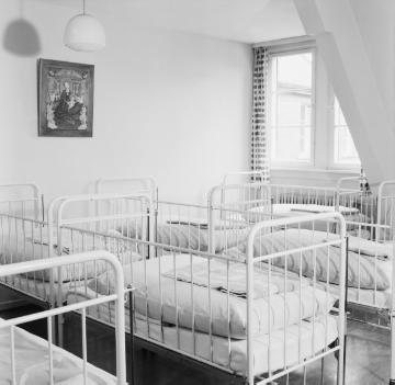 Kinderheim St. Josef, Gitterbettchen im Schlafsaal