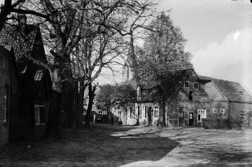 Harsewinkel-Mitte, Gütersloher Straße: Haus Fisse (Schuster, links) und Schlachterei Gottemeier (rechts). Undatiert, um 1936.