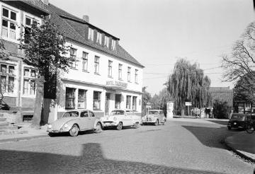Harsewinkel-Mitte, Brockhäger Straße Nähe Kirchplatz: Der "Handelshof" - Hotel Poppenborg. Blick stadtauswärts. Undatiert, um 1958?