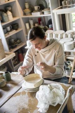 Besuch im Keramikstudio Silke Wellmeier, Brochterbeck - Juni 2015: Aufbau eines dünnwandigen Porzellangefäßes - die studierte Keramikerin und gelernte Floristin bei der Arbeit in ihrem Atelier am Horstmersch 5.