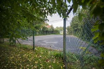 Tennisplatz der ehemaligen britischen Offizierssiedlung Bünde/Engelstraße, aufgegeben nach dem Rückzug der britischen Armee aus Westfalen. September 2015.