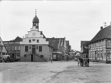 Rathaus (links) und Posthalterei (rechts) in Lingen, undatiert