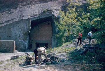 Geologiestudenten während einer Exkursion auf dem Jakobsberg bei Porta Westfalica, 1959