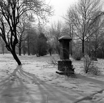 Verschneite Grünanlage Hörster Friedhof, Karlstraße - ehemaliger jüdischer Friedhof