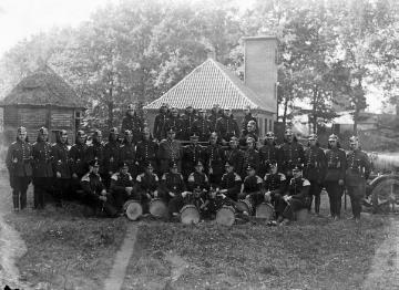 Freiwillige Feuerwehr Harsewinkel, gegründet 1884, mit Bürgermeister Storp anlässlich des 50-jährigen Jubiläums 1934.