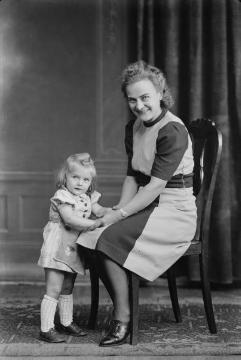 Frau Linke mit Tochter, undatiert, um 1948? Atelier Jäger, Harsewinkel.