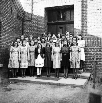 Koch- oder Nähkurs, Gruppe der Mädchen vor dem Schwesternhaus an der Weseler Straße