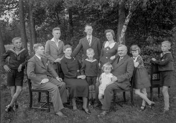 Heinrich Specht und Ehefrau Luise (geb. Siegeroth) mit Familie - angeheiratete Verwandtschaft des Harsewinkler Fotografen Ernst Jäger. Undatiert, um 1935.