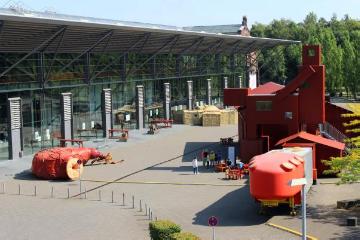 Vorplatz der Jahrhunderthalle in Bochum, Kunst zur Ruhrtriennale 2015