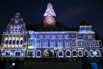Das Rathaus während "Recklinghausen leuchtet 2011", eine zweiwöchige jährliche Veranstaltung, bei der mehr als 30 Gebäude in der Recklinghäuser Altstadt illuminiert werden