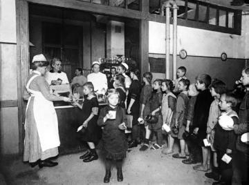 Weimarer Republik: Schulspeisung durch Quäker 1920
