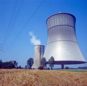 Kühltürme der VEW (Vereinigte Elektrizitätswerke Westfalen); im Vordergrund Trockenkühlturm des THTR-300 (Thorium-Hoch-Temperatur-Reaktor)
