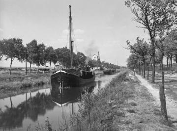 Torftransport auf dem Süd-Nord-Kanal bei Georgsdorf, 1934.