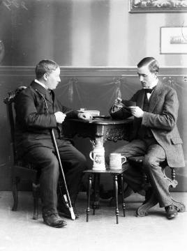 Zwei beim Kartenspiel - vermutlich gestellte Aufnahme im Atelier Jäger, Harsewinkel. Undatiert, um 1920?
