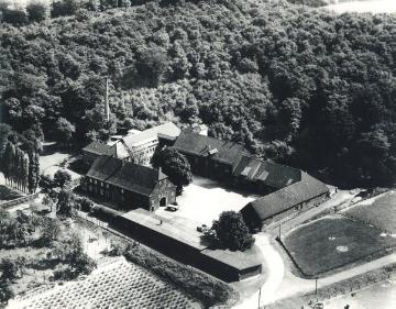 Hof Schulte-Rauxel mit Brennerei, in Betrieb 1848-2002. Castrop-Rauxel, 1962.