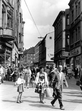 Die Münsterstraße, Haupteinkaufsstraße in Castrop. Undatiert, 1960er Jahre [?]