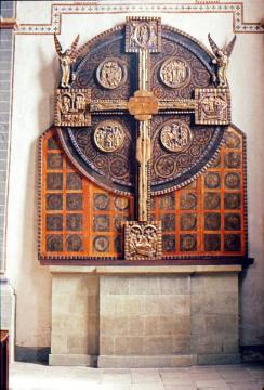 Hölzernes Scheibenkreuz, um 1230,  in der Kirche St. Maria zur Höhe