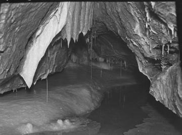 Tropfsteinhöhle im Kalksteinbruch Hohe Lieth bei Warstein. 20 m breiter Spalt, März 1950. Fotograf: Georg Hellmund.