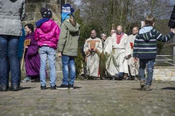 Auftakt zur Karfreitagsprozession der Heilig-Kreuz-Gemeinde in Brochterbeck: Versammlung zum Gottesdienst vor der St. Peter und Paul-Kirche, April 2015.