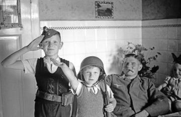 Soldaten im Heimaturlaub, Bernhard Stenert mit seinen Söhnen