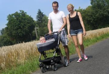 Diätassistentin Antonia und Student Stefan mit Tochter Emilia auf einem Spaziergang.