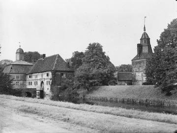 Schloss Westerwinkel bei Ascheberg-Herbern, Vorburg, Südwestansicht mit Zufahrt, undatiert.