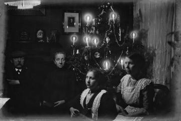 Weihnachten bei Familie Jäger, Harsewinkel, um 1914: Fotograf und Ladenbesitzer Johann Hermann Jäger und Ehefrau Gertrud (✝1918) mit den Töchtern Gertrud und Änne (rechts). Undatiert.