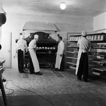 Bäckerei im St. Johannes-Stift Marsberg, Westfälische Klinik für Kinder- und Jugendpsychiatrie, 1955.
