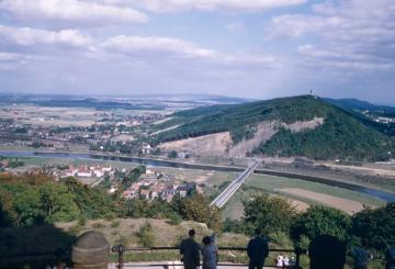 Weser und Jakobsberg bei Porta Westfalica - Blick vom Kaiser-Wilhelm-Denkmal auf dem Wittekindsberg. Auf der Spitze des Jakobsbergs: Fernmeldeturm am Standort des 1952 abgerissenen Bismarckturms.