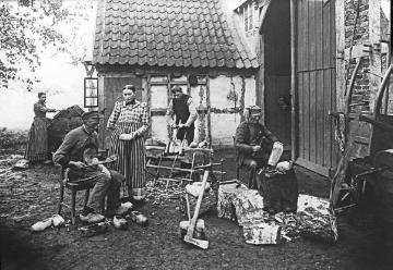 Holzschuhmacherfamilie im Ravensberger Land