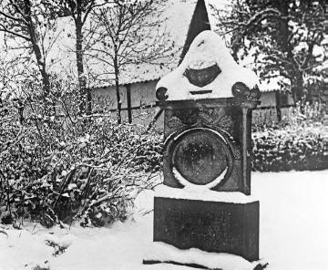 Borgeln: Grabmal auf dem verschneiten Dorffriedhof