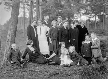 Familienporträt anlässlich einer Doppelhochzeit "in Mrfld." (Marienfeld?). Undatiert um 1928?