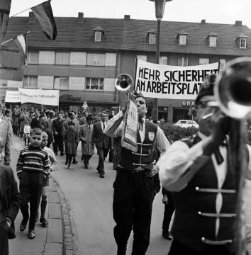 "Mehr Sicherheit am Arbeitsplatz" - Gewerkschaftsdemonstration in Castrop-Rauxel. Undatiert, 1960er Jahre.