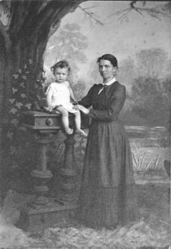 Elise Julie Marie Steiner °°Jäger (1854-1886) mit Tochter Wilhelmine (*1883), porträtiert um 1885 von ihrem Ehemann Johann Hermann Jäger in seinem Atelier in Harsewinkel.