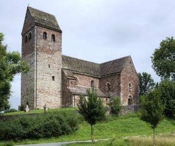 Katholische Kirche Sankt Kilian in Lügde - Blick in Richtung Nordosten. Die heutige Kilianskirche, eine romanische kreuzförmige Gewölbebasilika, entstand um 1200. Die Kreuzgratgewölbe wurden nach Vorlage der Benediktinerklosterkirche zu Lippoldsberg an der Weser entworfen.