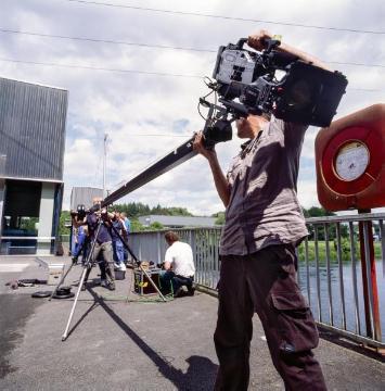 Dreharbeiten zum Film „Die Menschen und der See. Landschaftsraum Bigge-Lister": Das Filmteam des LWL-Medienzentrums beim Aufbau eines Kamerakrans am Biggekraftwerk in Attendorn