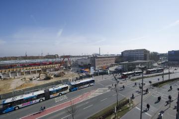 Münster Hauptbahnhof, März 2015: Blick vom Hotel Conti auf Bahnhofsstraße während des Neubaus der 2014 abgerissenen Bahnhofshalle.