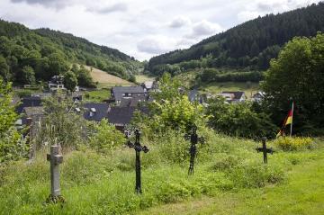 Elsoff im Wittgensteiner Land, ein Ortsteil von Bad Berleburg - Blick vom Hügel der ev. Andreas-Kirche über das Fachwerkdorf. Juli 2016.