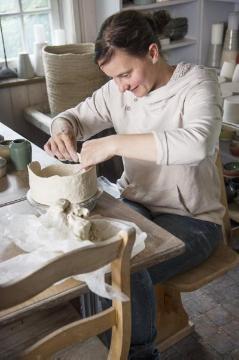 Besuch im Keramikstudio Silke Wellmeier, Brochterbeck - Juni 2015: Aufbau eines dünnwandigen Porzellangefäßes - die studierte Keramikerin und gelernte Floristin bei der Arbeit in ihrem Atelier am Horstmersch 5.